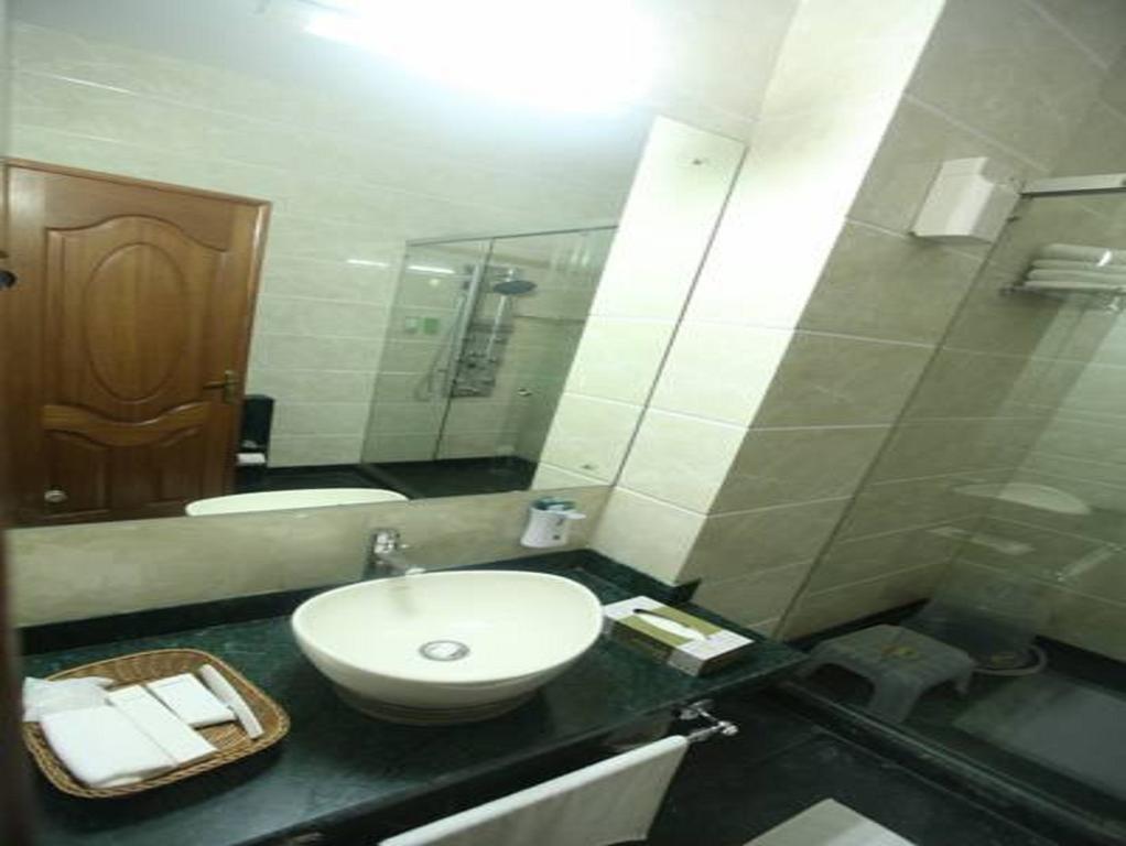 Modi Hotel & Resorts Pinjaur Rum bild